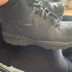 Nike Black Rugged Boots with High-Top Design